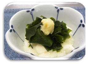 小鉢に盛り付けられているたたき長いもとしょうが酢あえ