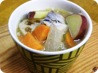 お皿に盛り付けられたさば缶の根菜汁の写真
