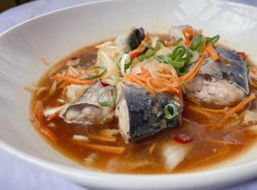 お皿に盛り付けられたサバ缶の南蛮漬け