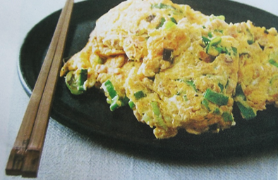 黒いお皿に盛り付けられたねぎツナ卵焼きの写真