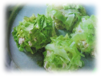 お皿に盛り付けられたレタスシューマイの写真