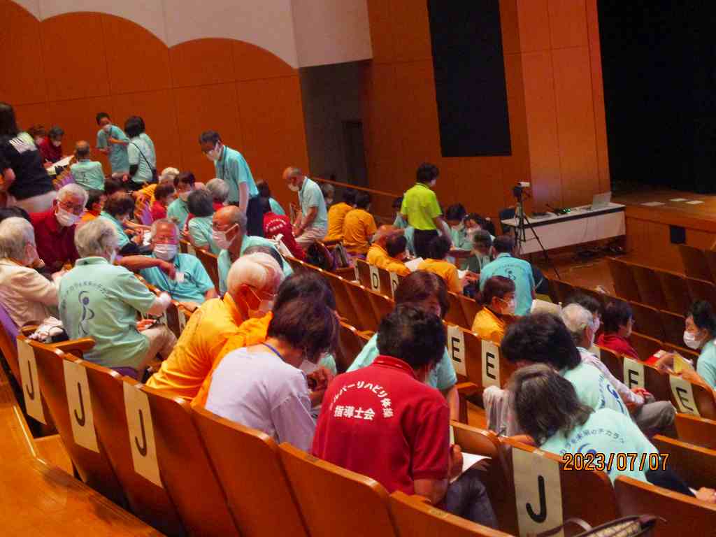 文化会館でたくさんの人たちがリハビリ体操を行っている写真