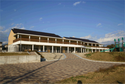 青空の下に佇むくまの・みらい保育園の全景写真