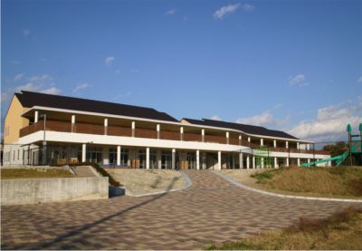 茶色系の建物のくまの・みらい保育園の外観写真