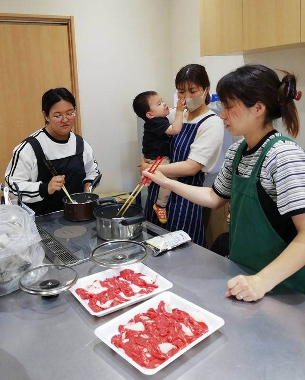 5月クッキングサークルで調理をする母たち