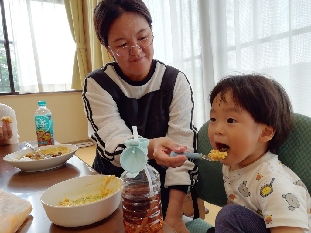5月のクッキングサークルで作ったカレーを食べる子どもの様子