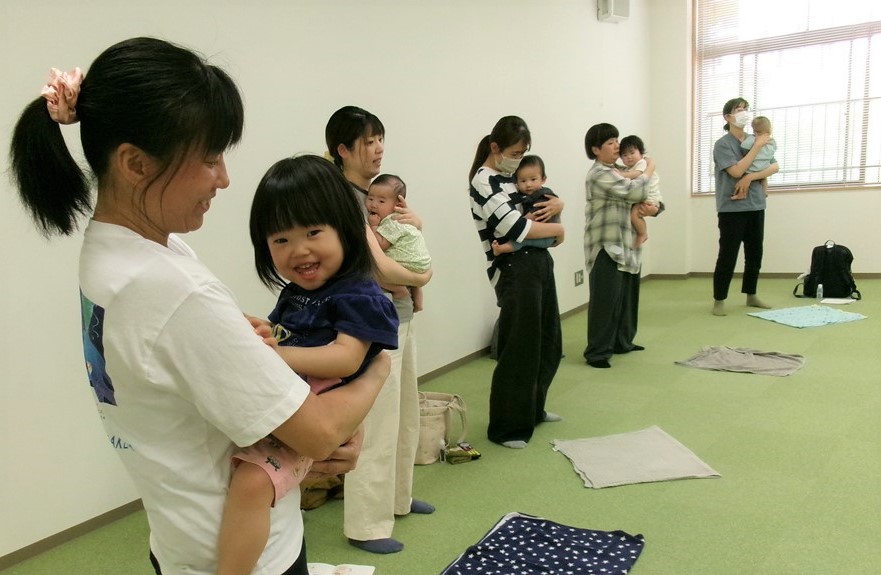 5月ベビーマッサージで抱っこされる子どもの様子