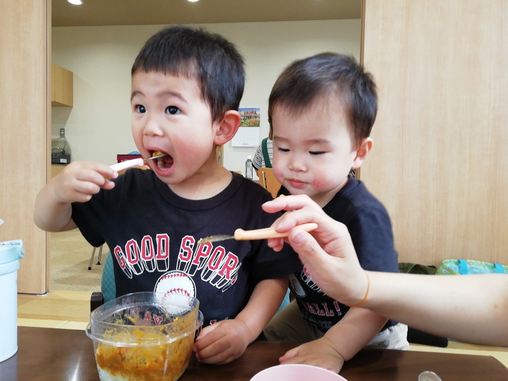 5月のクッキングサークルで作ったカレーを食べる男の子の兄弟の様子