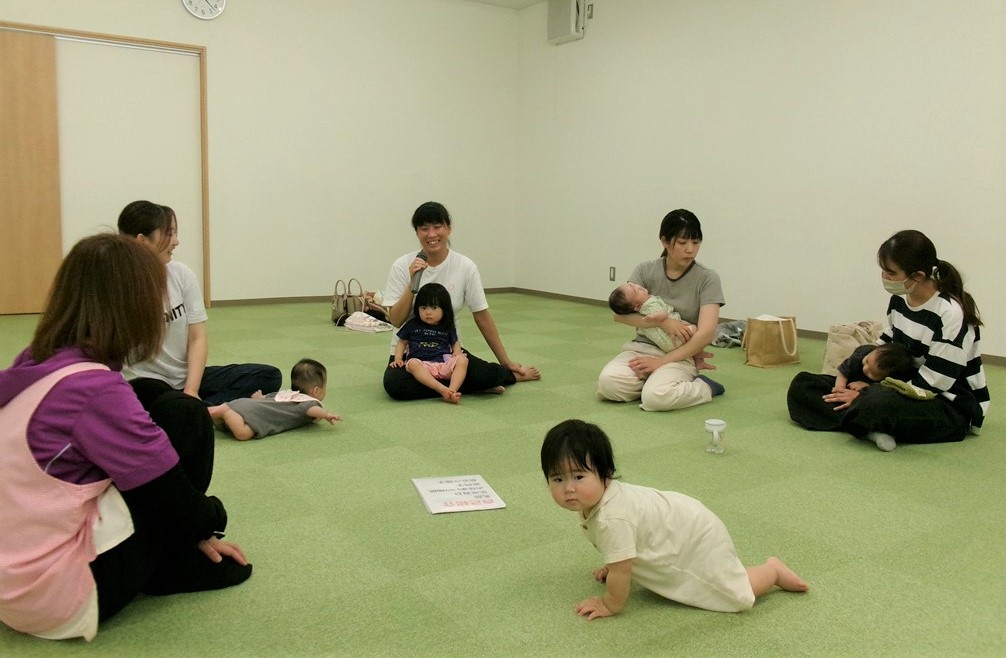 5月のベビーマッサージ終了後に話をする親子の様子