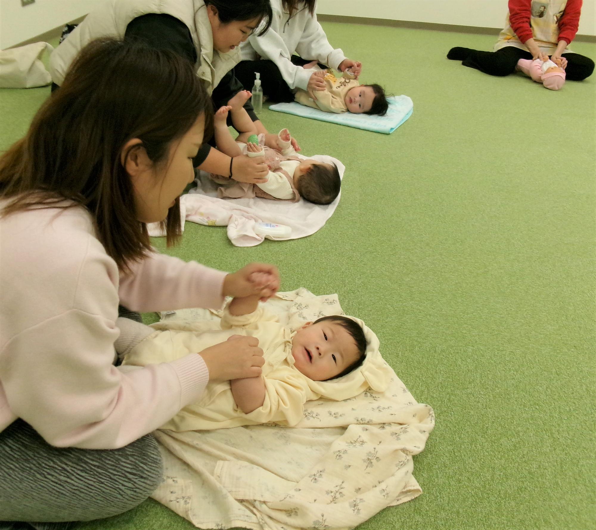 赤ちゃんとお母さんがふれあい遊びをしている写真