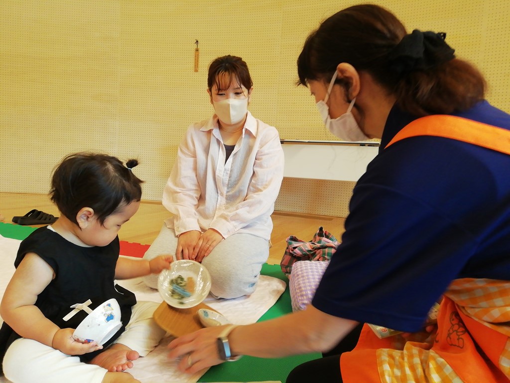 出張おひさまルームで栄養相談を受ける親子の様子
