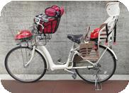 子供が座る席が備わっている自転車の写真