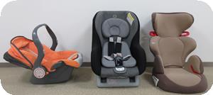 自転車に取り付ける幼児用座席が並んで置かれている写真