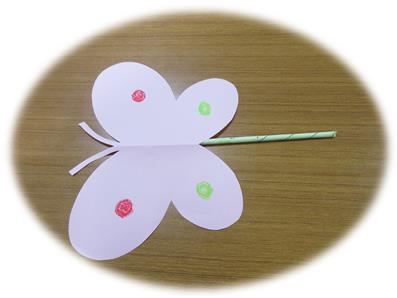 白い紙で作られた蝶々の写真