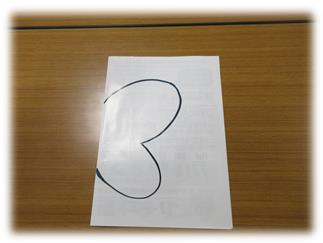 白い紙に線が引かれている写真