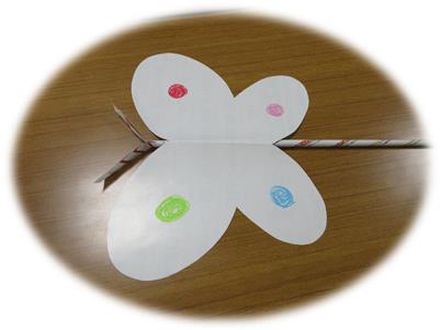 模様の書かれた白い紙で作られた蝶々の写真