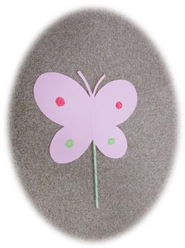 薄ピンク色の紙で作られた蝶々の写真