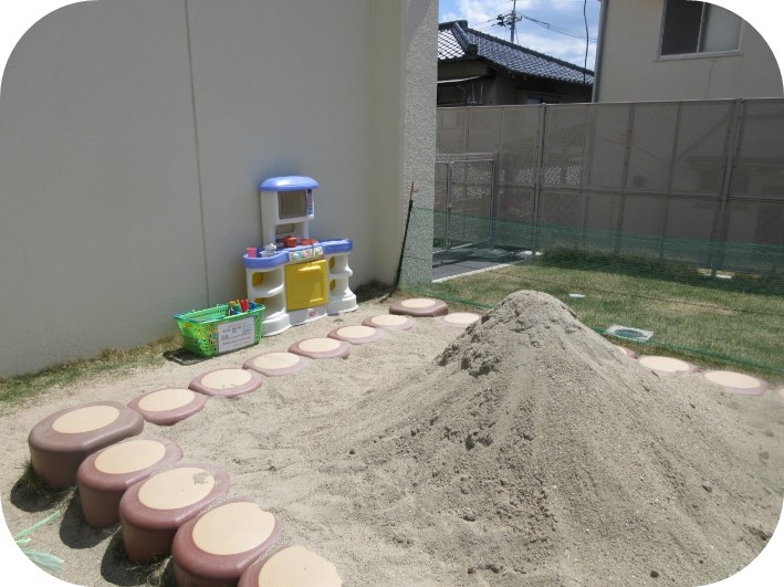 山型に盛られた砂場の写真