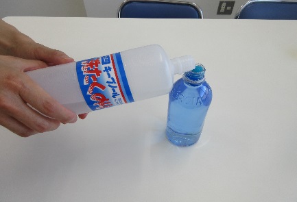 ペットボトルに洗濯のりを入れている写真