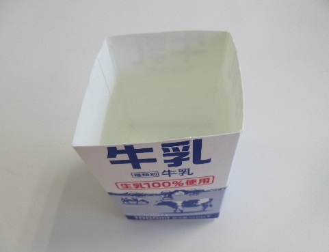牛乳パックで作られた箱に水が入っている写真