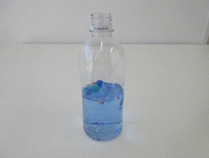 ペットボトルの中に青色の水が入っている写真