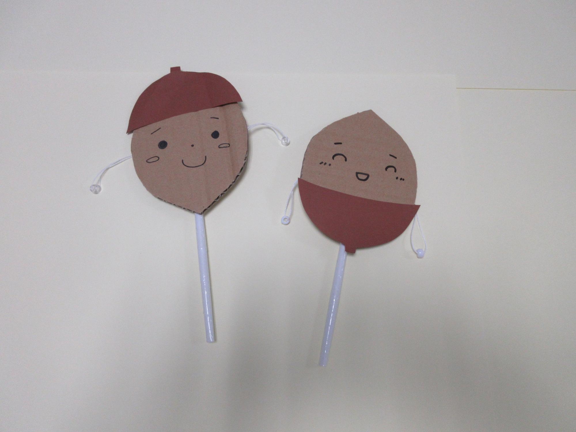 喜んでいるどんぐりと照れているどんぐりの工作が2つ並んでいる写真