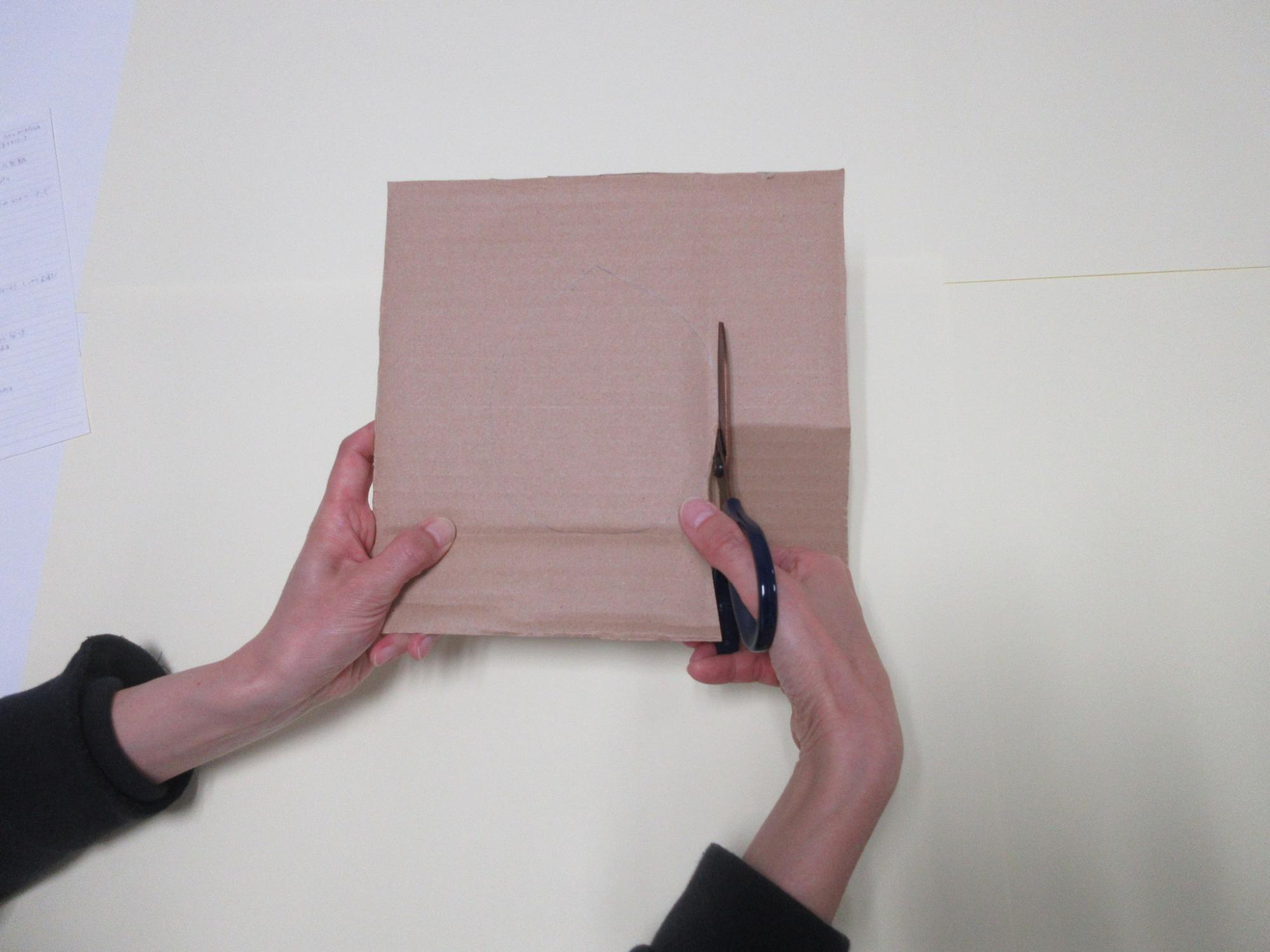 厚紙にハサミを入れている写真