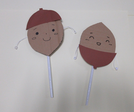 顔の付いたどんぐりの工作が2つ並んでいる写真