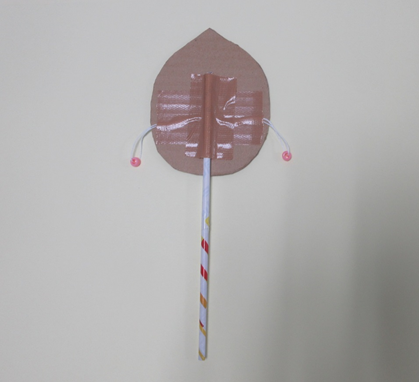 丸く切られた厚紙にガムテープで紐が付けられている写真