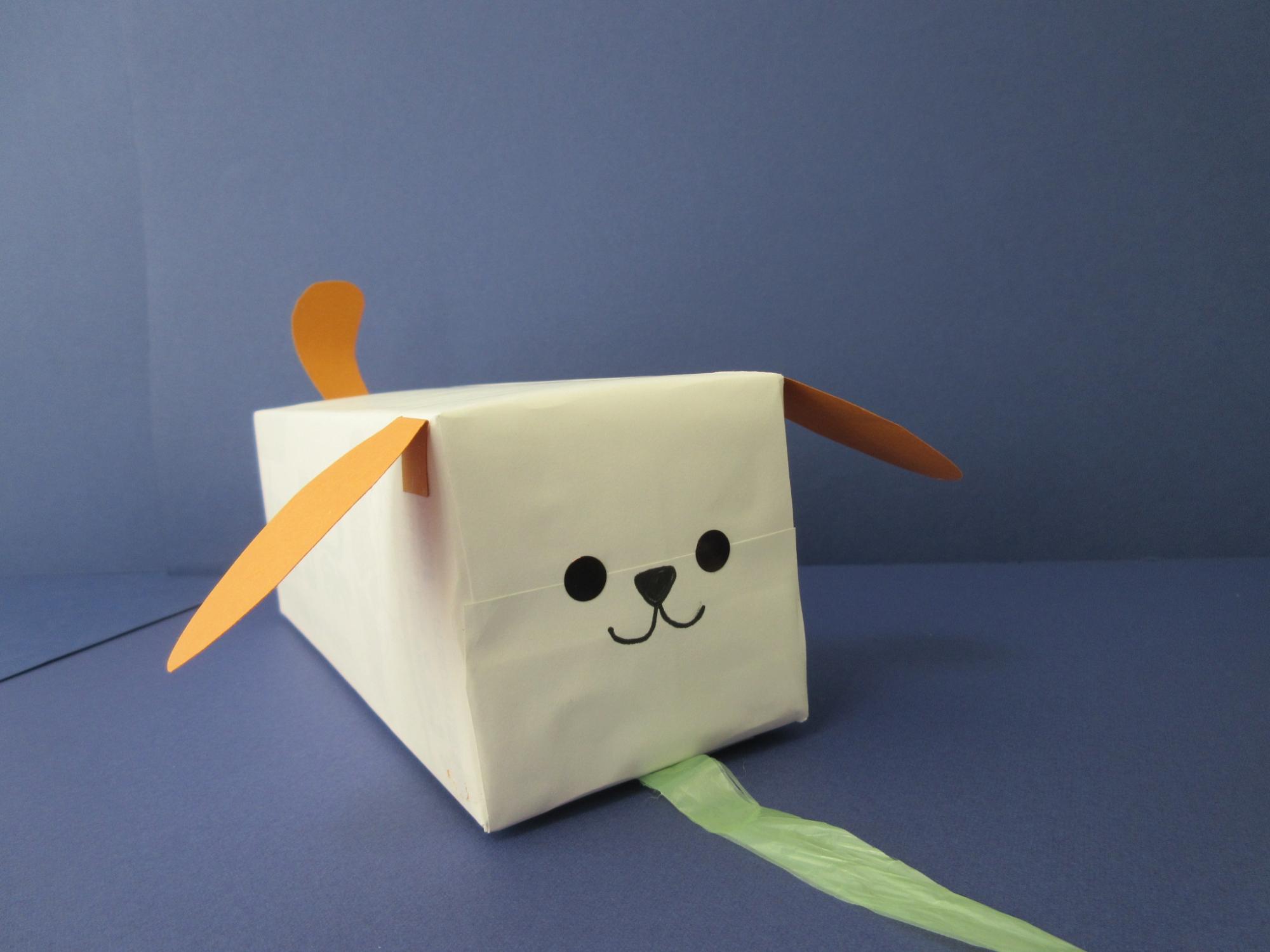 四角い箱に犬の顔や装飾が付けられている写真