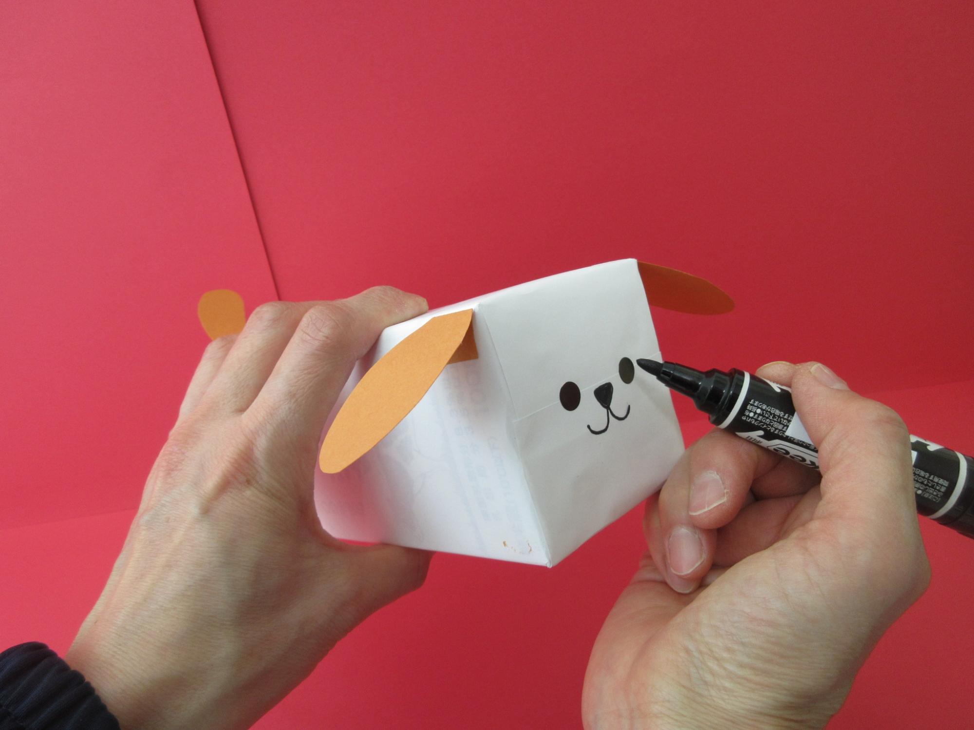 白い箱に犬の顔や耳を付けている写真