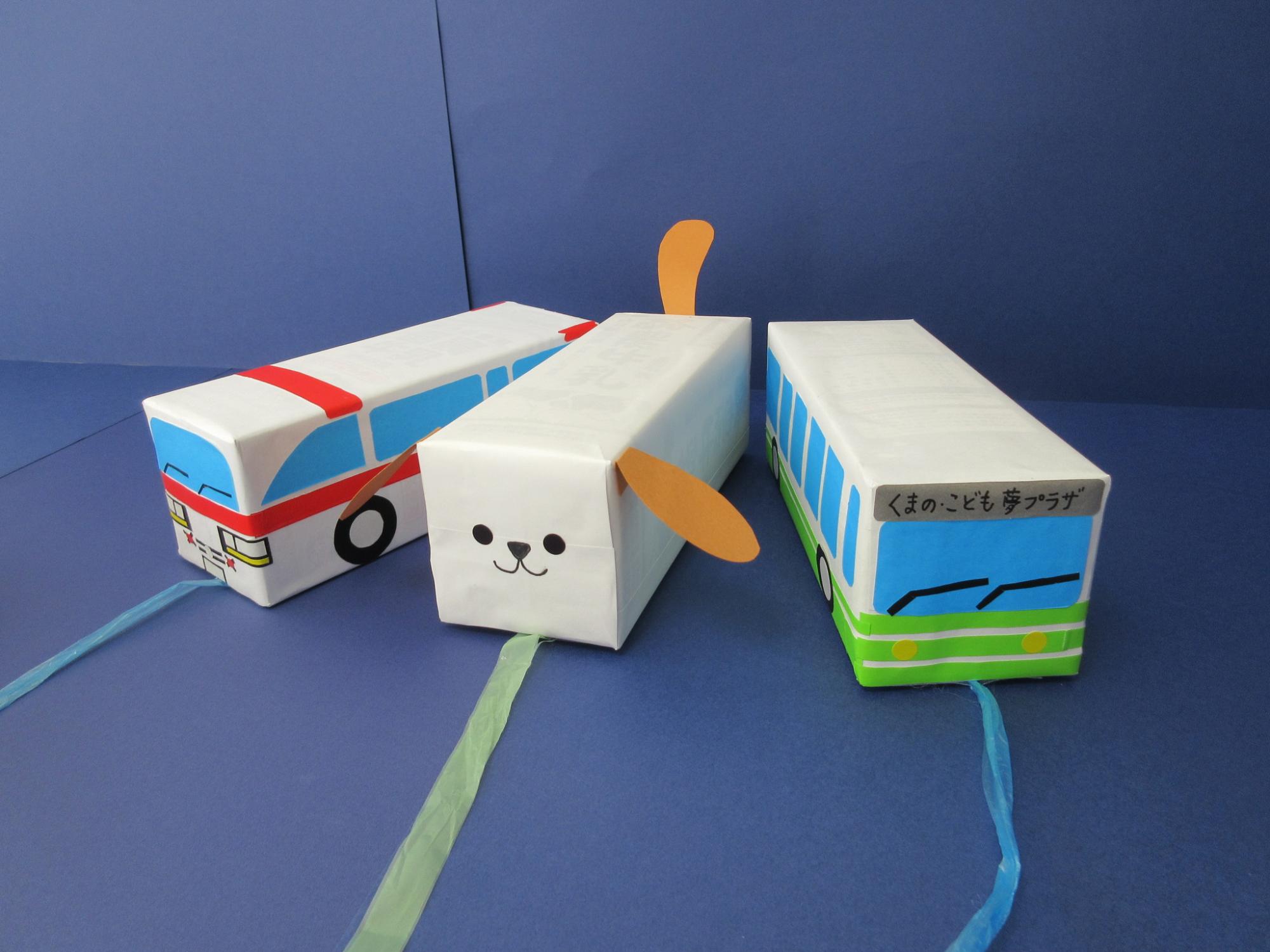 救急車、犬、バスの見た目をした箱が並んでいる写真