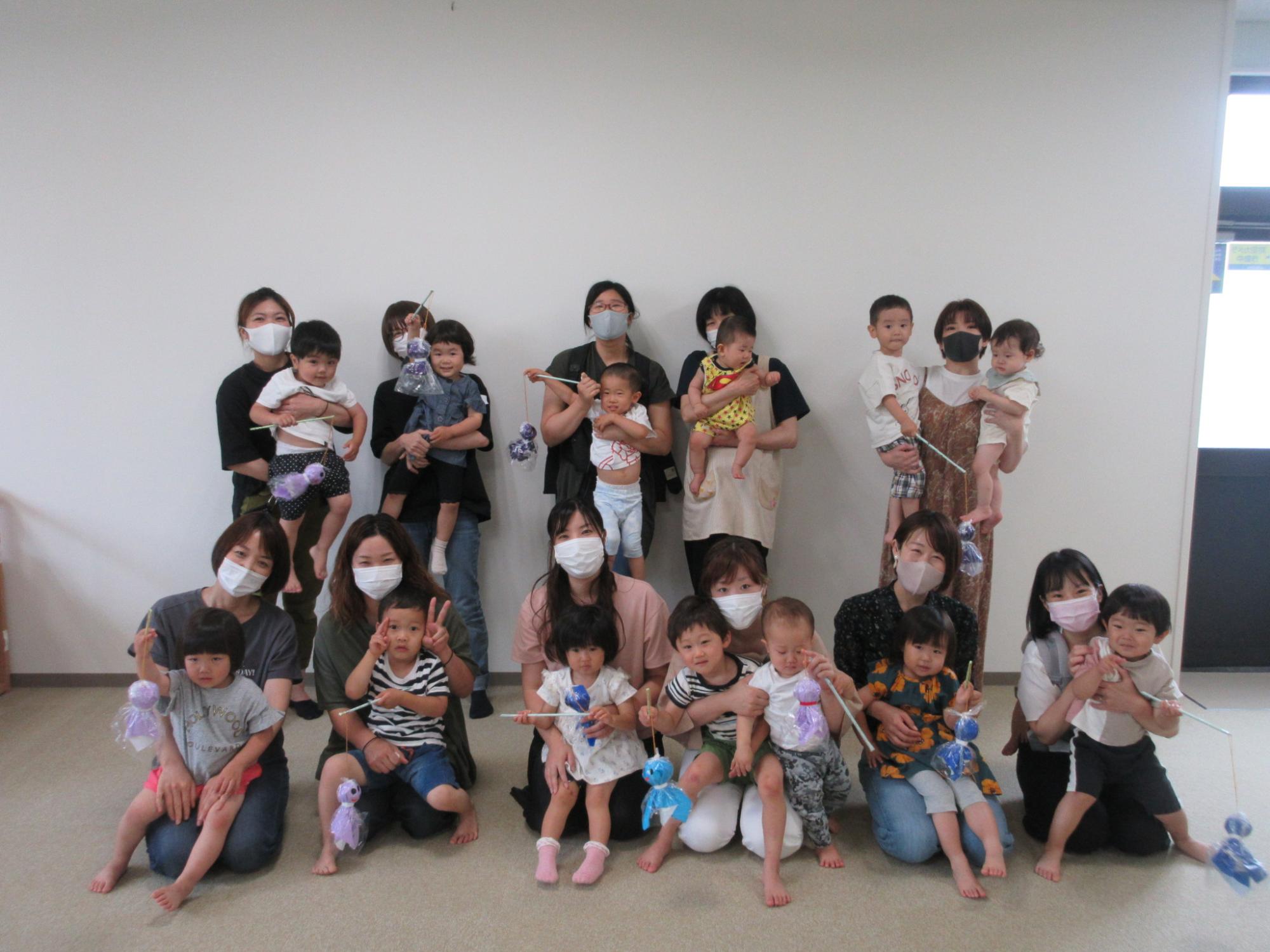 子供を抱いた女性達が並んでいる写真