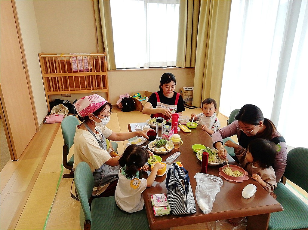 食卓を囲んでいる親子たちの写真