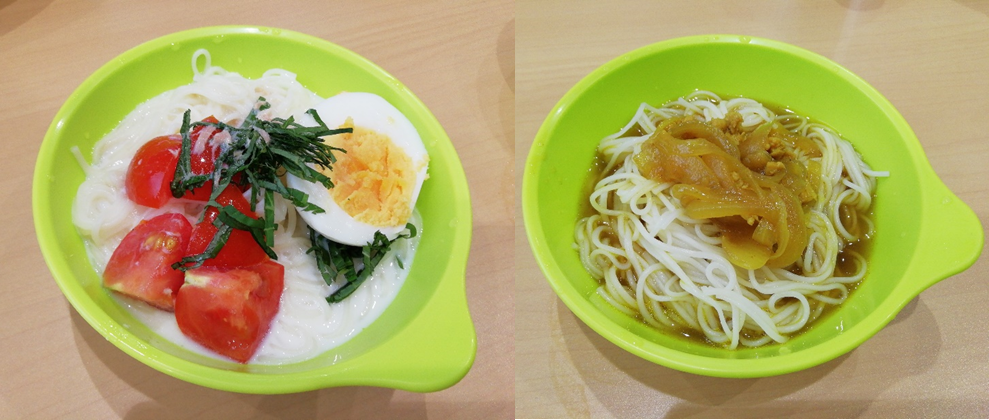 白いつゆに浸された麺にトマトや卵が添えられている写真と麺つゆに浸された麺の写真の2枚が並べられている写真