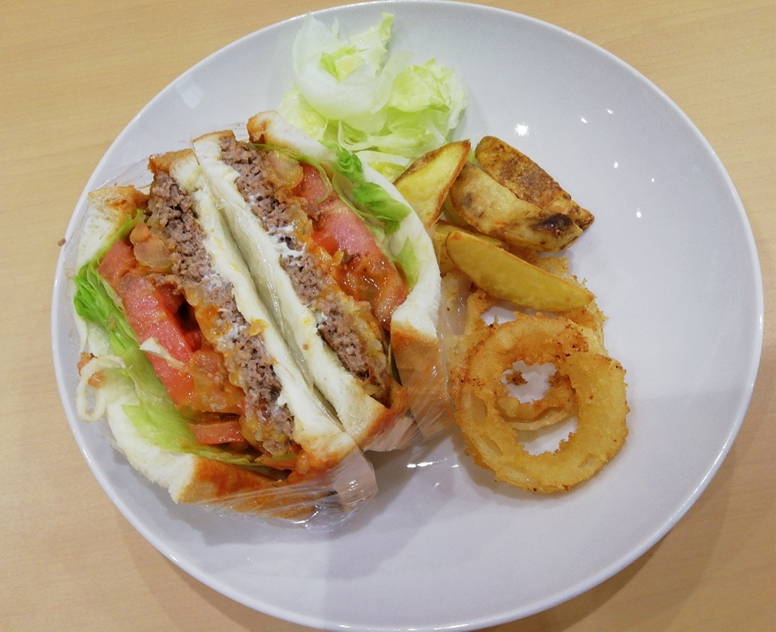 ハンバーガーやオニオンポテトがお皿に盛られている写真