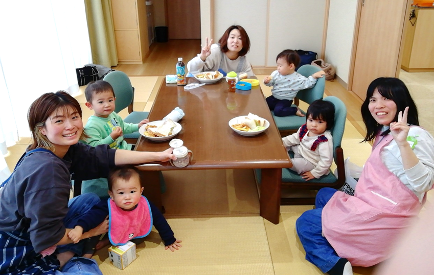 複数の親子たちがピースをしている写真