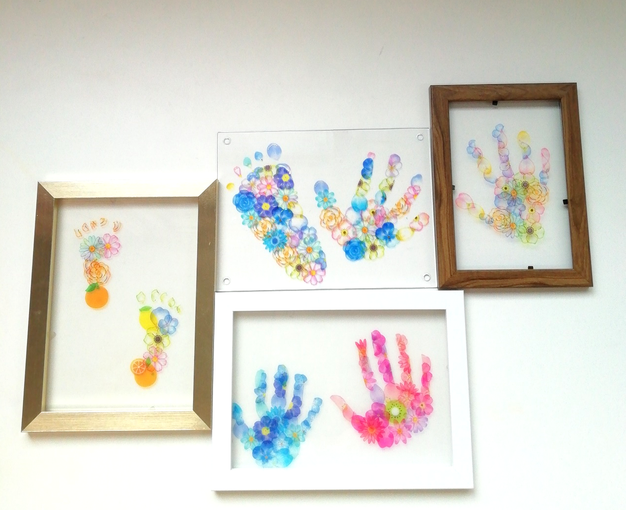 手や足を模った作品が額縁に収められている写真