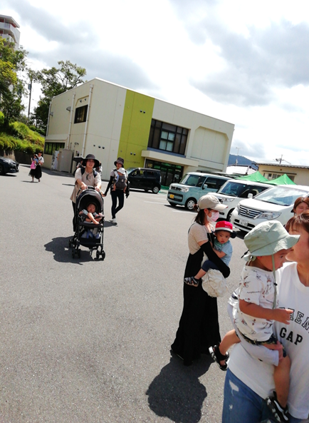 駐車場を歩いている親子たちの写真