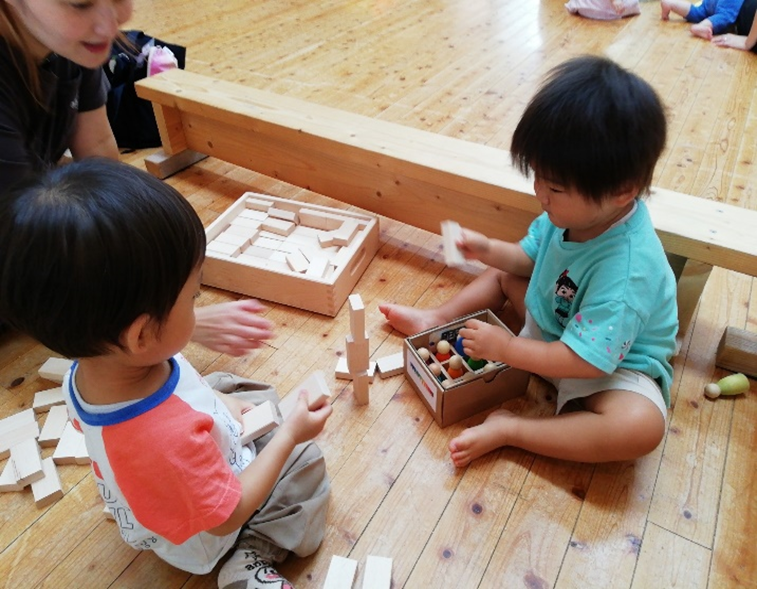 積み木で遊んでいる子供たちの写真