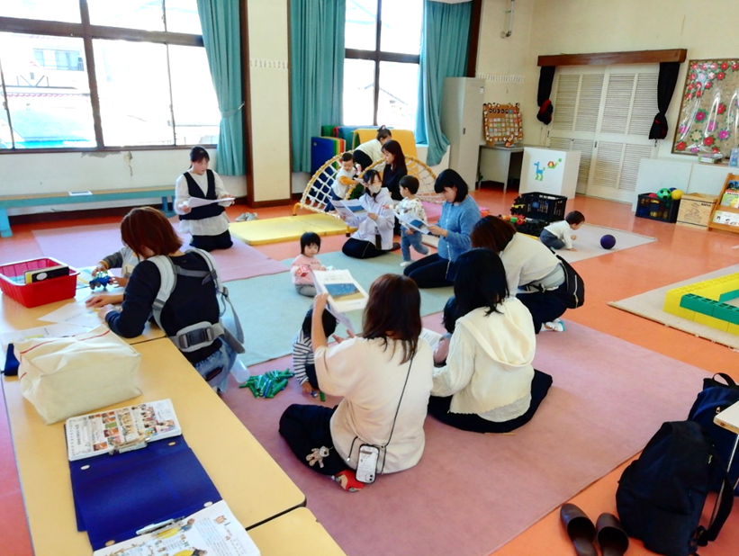 パンフレットを持って説明を聞いている女性たちの写真