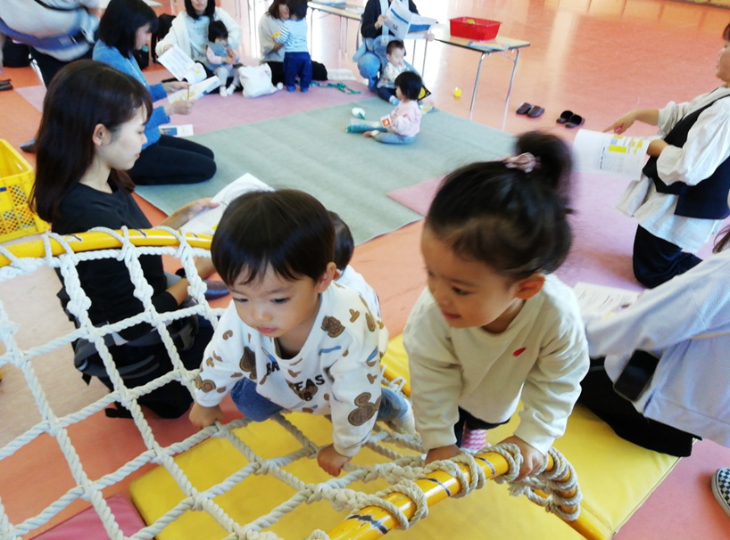 蜘蛛の巣ネットで遊んでいる子供たちの写真