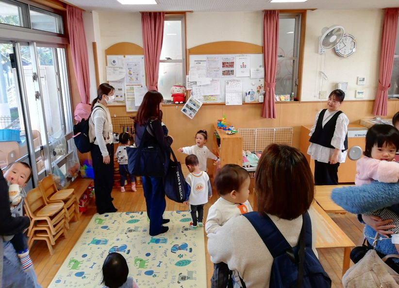 何組もの親子たちが触れ合っている写真