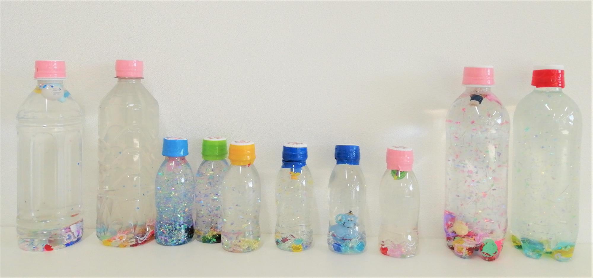 様々なアクセサリーが入ったペットボトルが並べられている写真