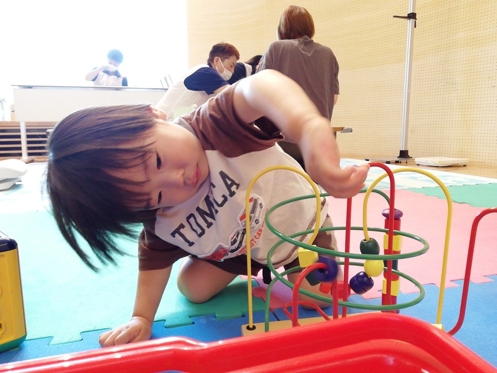 出張おひさまルームで遊ぶ子供の様子