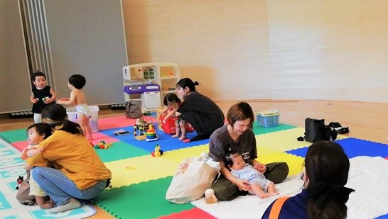 出張おひさまルームで遊ぶ親子の様子