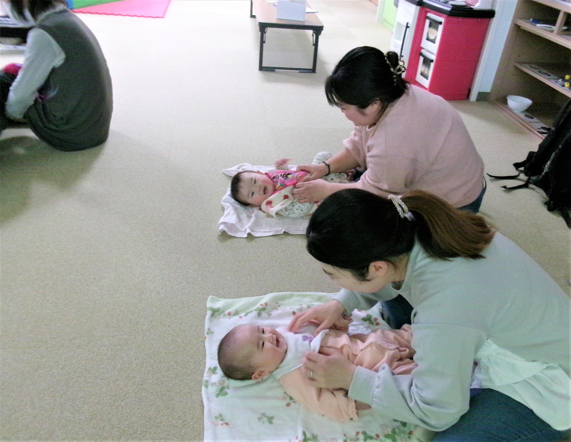 赤ちゃんと触れ合うお母さん