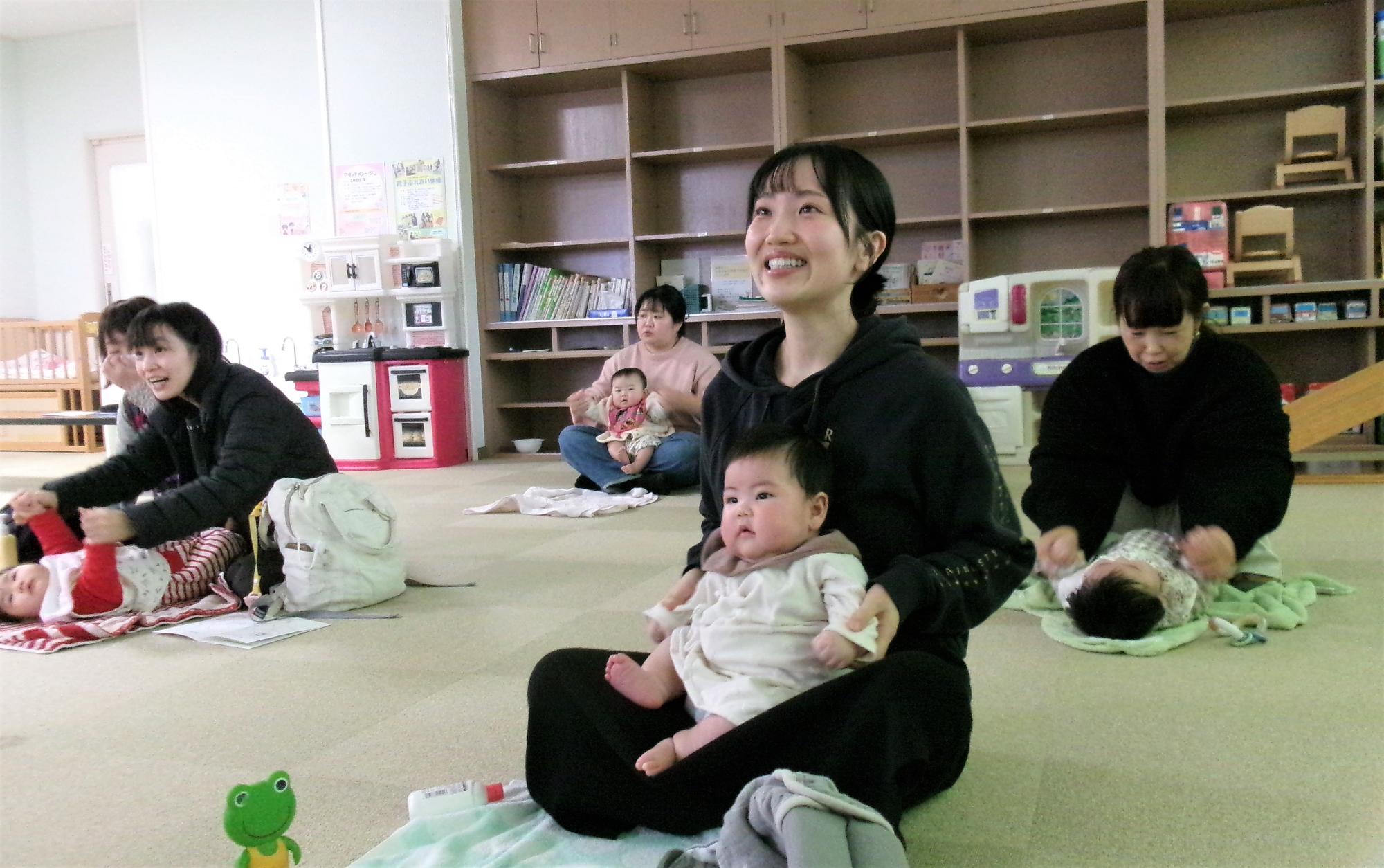 赤ちゃんを抱っこしていたり触れ合ったりしているお母さん