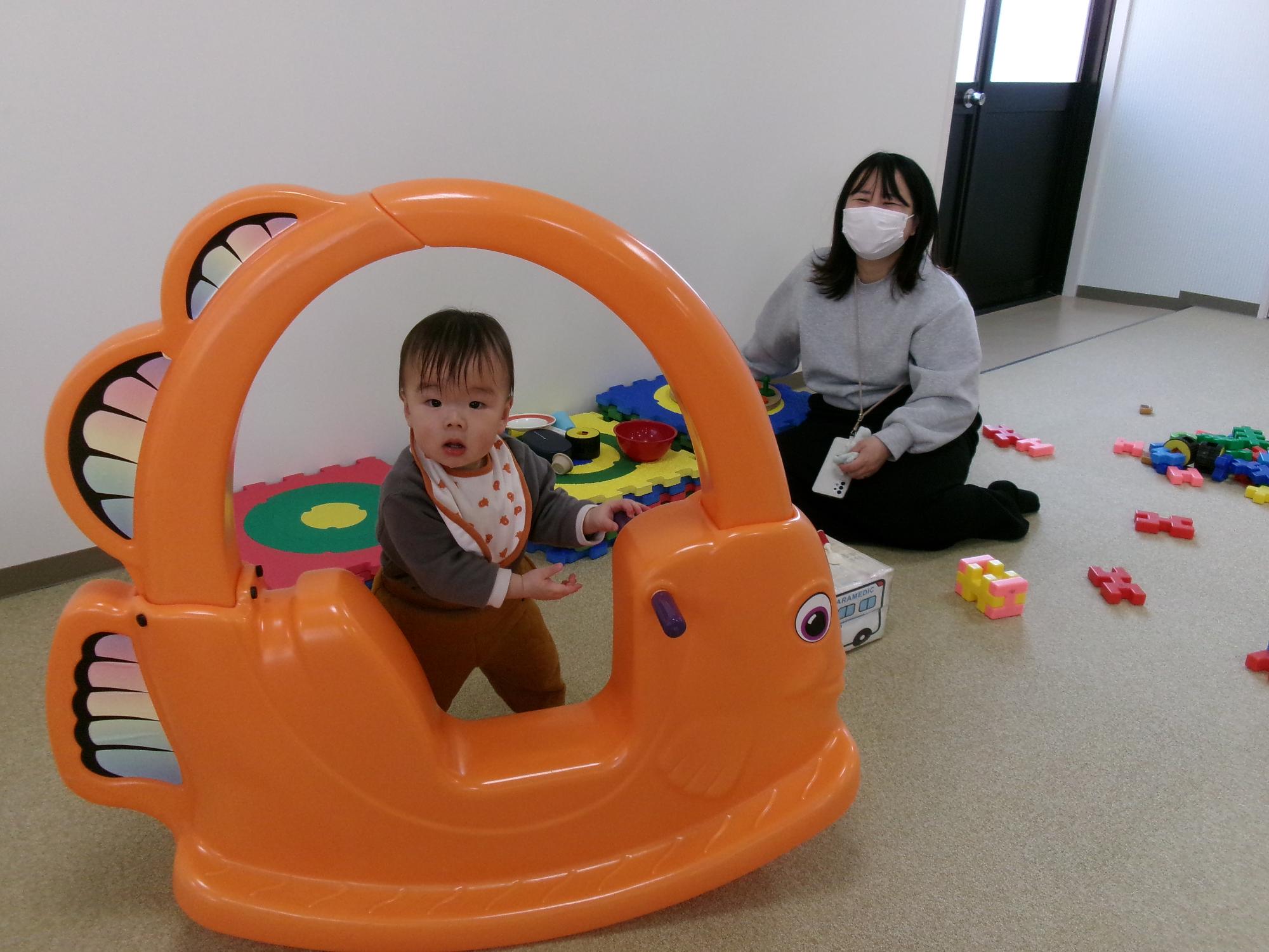 おもちゃで遊んでいる親子