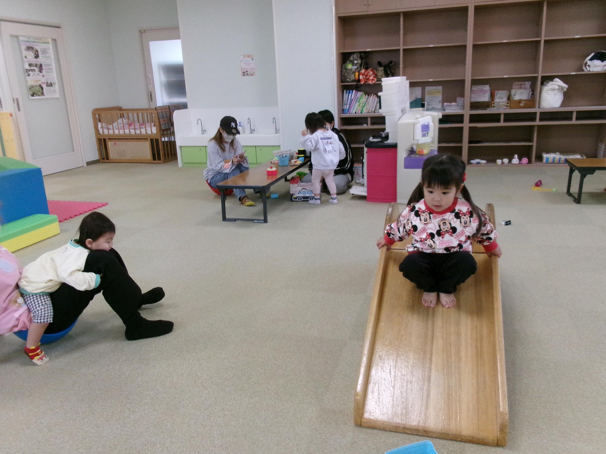 お部屋で遊んでいる親子